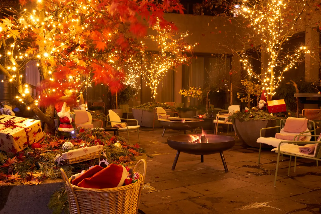 Weihnachtsgarten draussen beim Hotel St. Peter mit Weihnachtsbeleuchtung