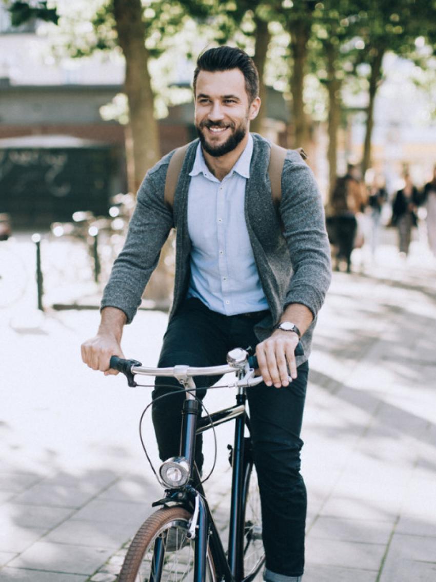 Man fährt Velo in der Stadt