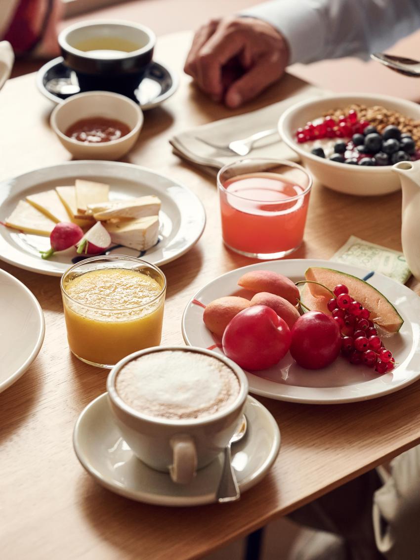 reichhaltiges Frühstück auf einem Tisch