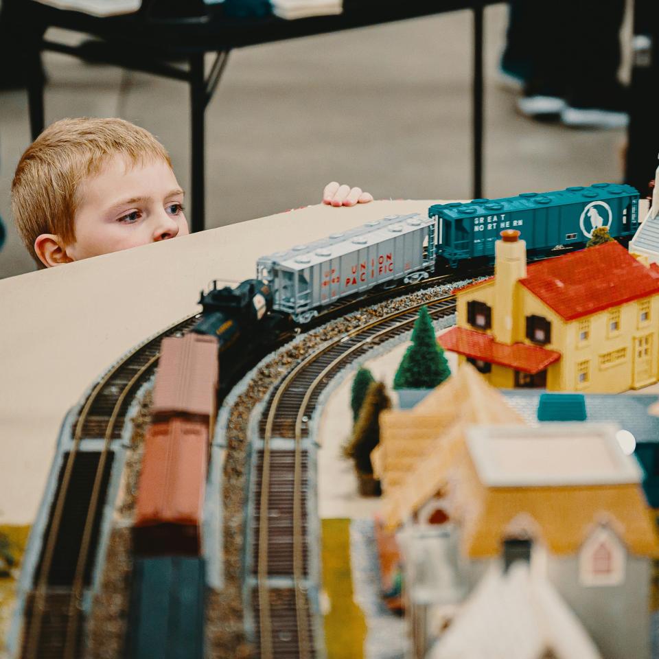 kleiner Junge bestaunt die Modeleisenbahn