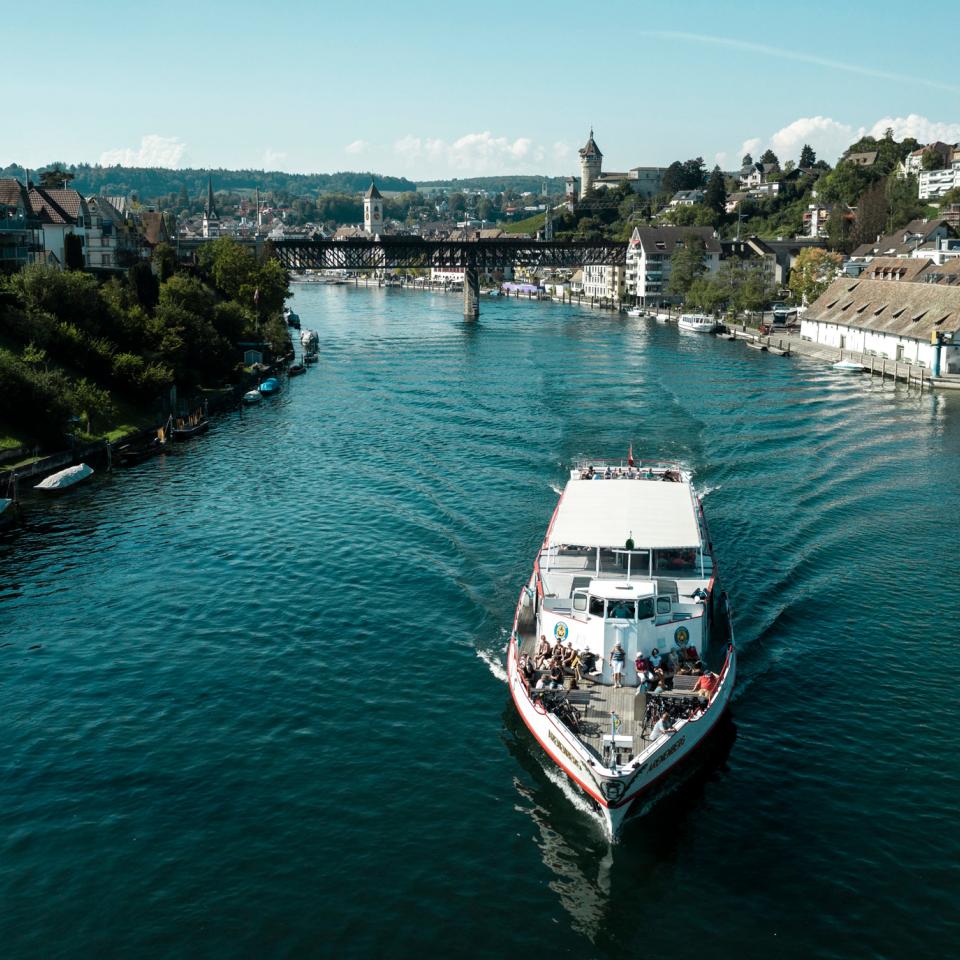 Schiff auf dem Rhein mit der Altstadt von Schaffhausen