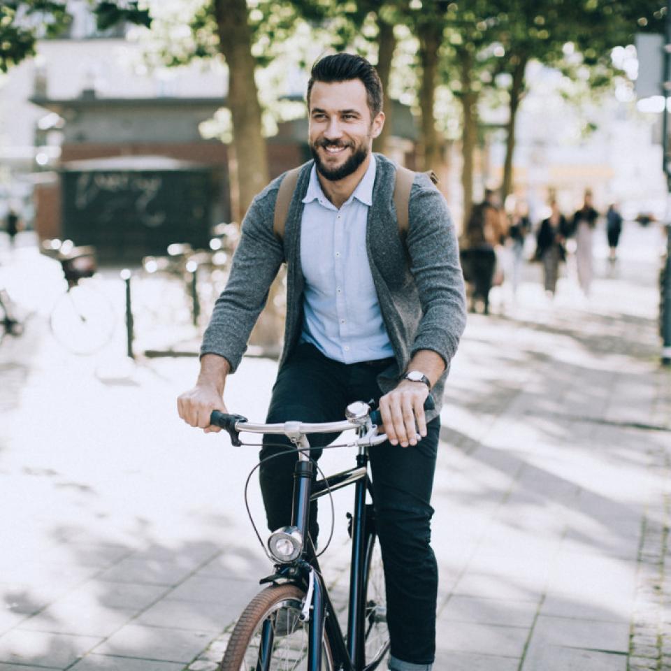 Man fährt Velo in der Stadt