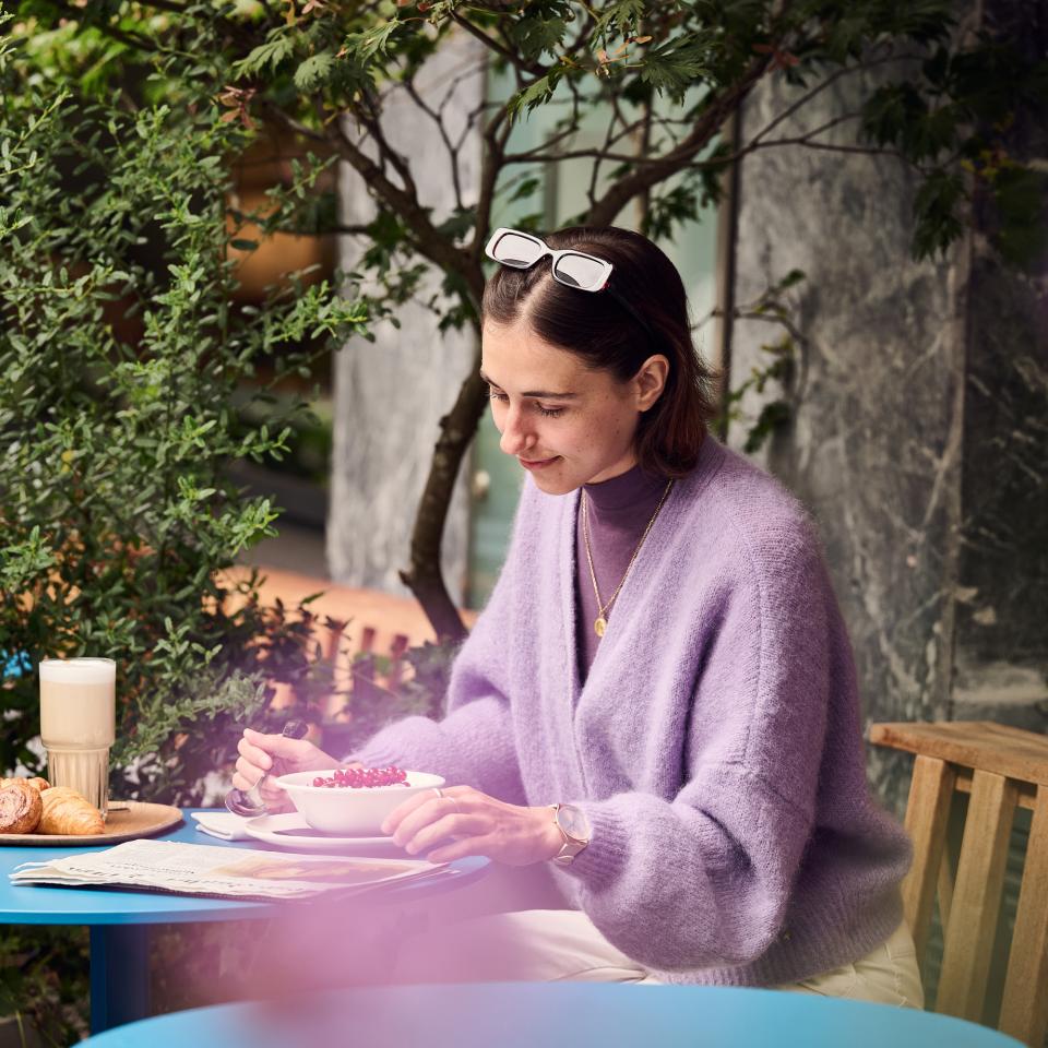 Frau auf einer Terrasse am Kaffee trinken