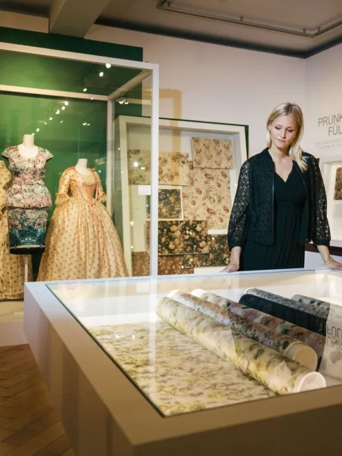 Frau im Textilmuseum in St. Gallen