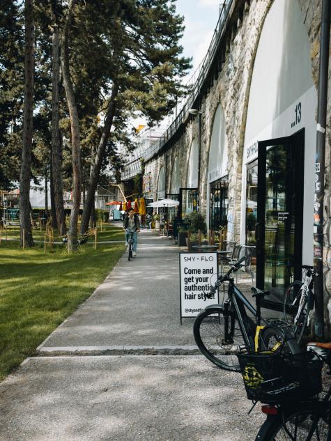 Gehweg neben dem Viadukt in Zürich