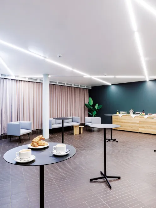 Foyer mit Stehtischen Kaffemaschine und Buffet