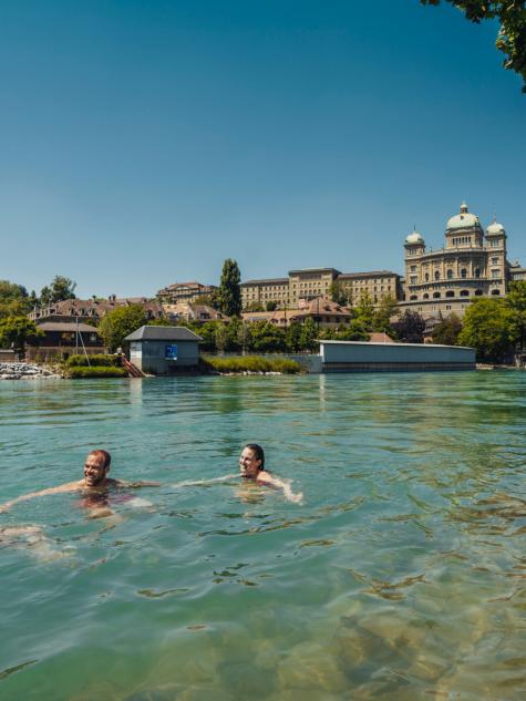 drei Personen in der Aara am Schwimmen