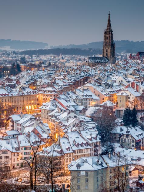 Bern mit verschneiten Dächern bei Dämmerung