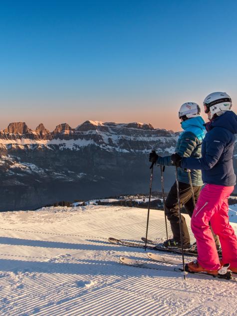 Skifahren auf dem Berg mit einem Sonnenuntergang