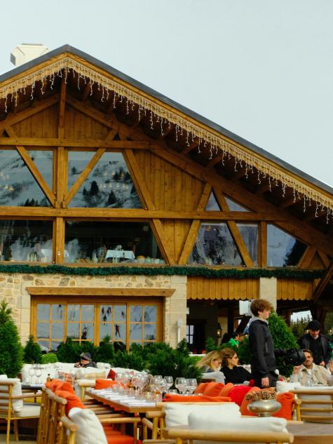 Restaurant Chalet in den Bergen draussen bei bewölktem Wetter