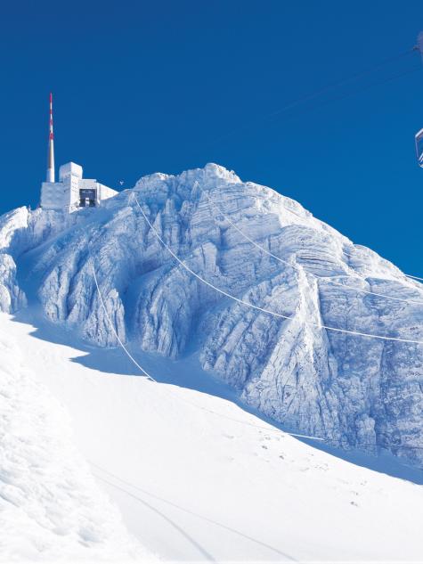 Säntisberg voller Schnee in St. Gallen mit der Gondel 