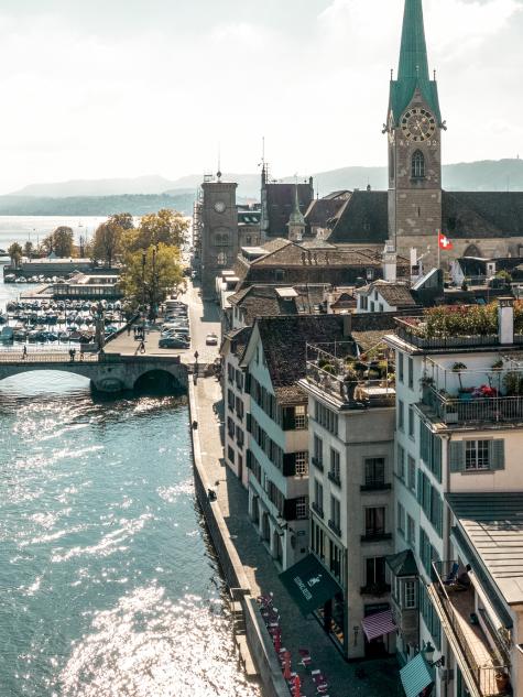 Luftaufnahme der Limmat und Altstadt von Zürich