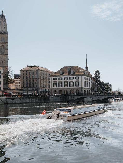 Boot auf der Limmat mit Touristen