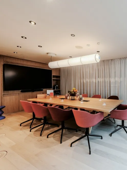 Aufnahme eines Blocktisch mit Bestuhlung