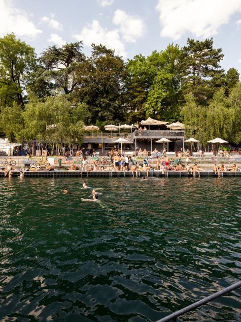 Oberer Letten in Zürich im Sommer mit Leuten die Baden